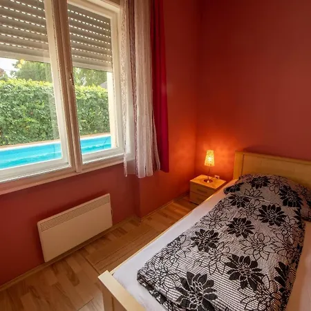 Privathaus Mit Pool Und Garten In Holiday home Siofok