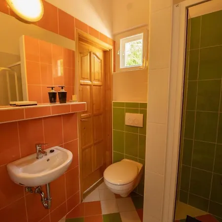 Privathaus Mit Pool Und Garten In