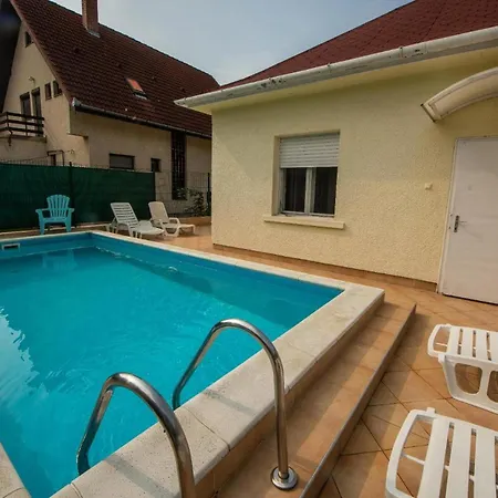 Privathaus Mit Pool Und Garten In בית נופש *